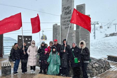 Знамя Победы поднято на главную вершину России - на Эльбрус