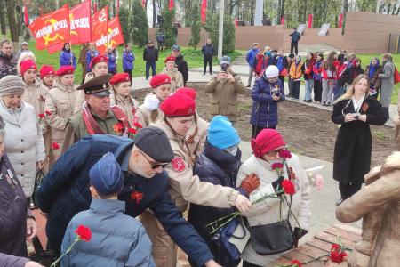 Новгородская область. Активисты КПРФ приняли участие в открытии памятника «Дети войны»