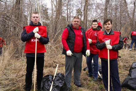 Свердловская область. Коммунисты Екатеринбурга провели субботник в парке имени Чкалова