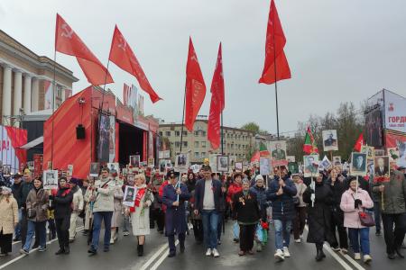 Новгородские коммунисты прошли в строю «Бессмертного полка»