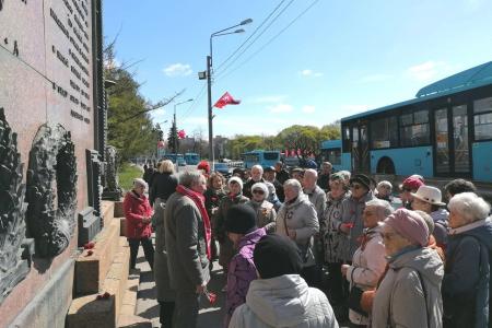 Коммунисты Ленинграда отметили День Победы в районах города