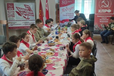 Юные новгородцы торжественно вступили в ряды пионеров