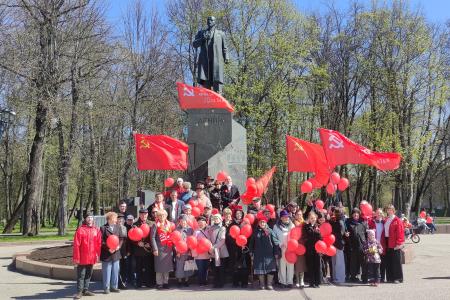 Новгородские коммунисты проводят первомайские акции
