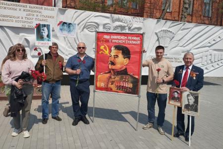 Коммунисты Благовещенска встретили День Победы в колонне Бессмертного полка