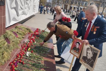 Коммунисты Благовещенска встретили День Победы в колонне Бессмертного полка