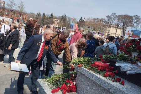 Коммунисты Благовещенска встретили День Победы в колонне Бессмертного полка