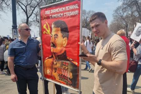 Коммунисты Благовещенска встретили День Победы в колонне Бессмертного полка