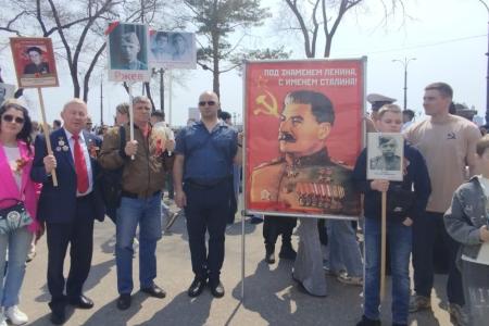 Коммунисты Благовещенска встретили День Победы в колонне Бессмертного полка