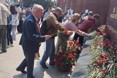 Коммунисты Благовещенска встретили День Победы в колонне Бессмертного полка