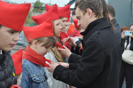 В городе Ленина на крейсере Революции приняли новых пионеров