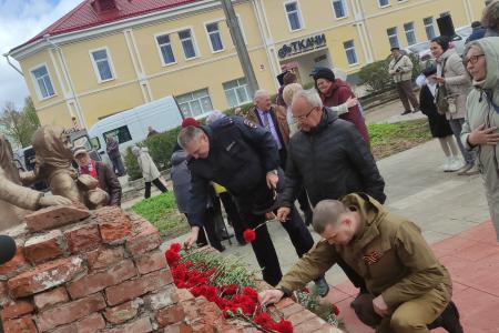 Новгородская область. Активисты КПРФ приняли участие в открытии памятника «Дети войны»