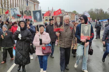 Новгородские коммунисты прошли в строю «Бессмертного полка»