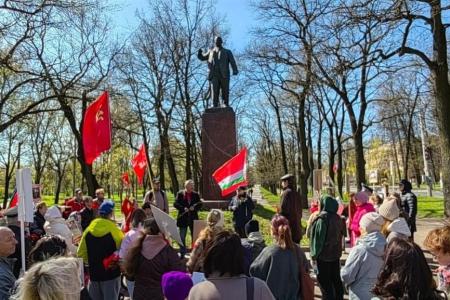 Коммунисты Ленинграда отметили День Победы в районах города