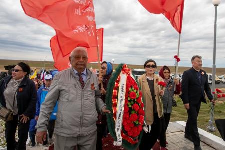 Коммунисты Калмыкии приняли участие в торжественном митинге у Хулхутинского мемориала