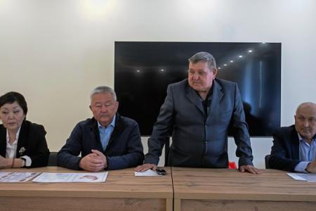 Республика Калмыкия. Депутат фракции КПРФ в Народном Хурале Петр Эрендженов провел в селе Приютное  встречу с избирателями
