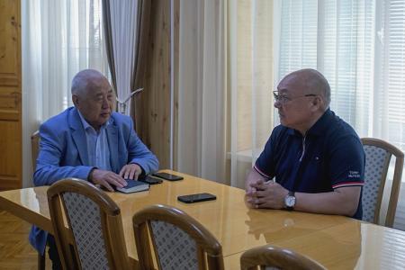 Николай Нуров, глава фракции КПРФ в Народном Хурале Калмыкии, провел встречу с избирателями в городе Лагани