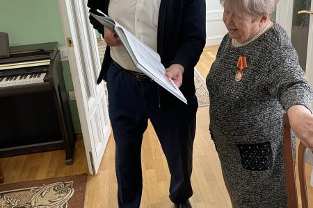 Г.А. Зюганов наградил А.Н. Пахмутову памятной медалью ЦК КПРФ «80 лет Великой Победы»