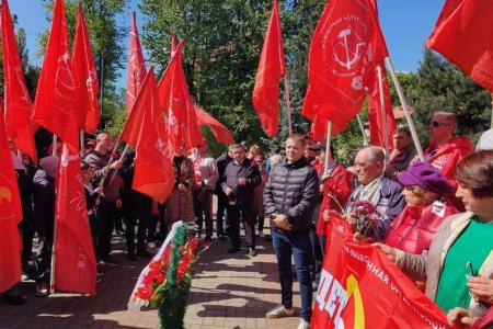 Калининград. КПРФ и союзники отметили Первомай у памятника Марксу