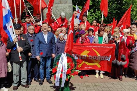 Калининград. КПРФ и союзники отметили Первомай у памятника Марксу