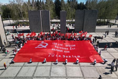 Красный Первомай в Новосибирске: Масштабное Знамя Победы развернули на Монументе Славы