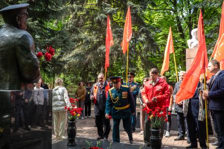Курская область: КПРФ отметила 80-летие Великой Победы возложением цветов и памятью о героях