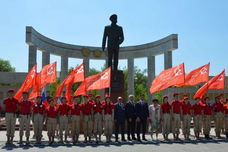 Первый секретарь Калмыцкого рескома партии,  вице-спикер парламента Калмыкии Николай Нуров принял участие в награждении  участников  СВО медалями Героя Советского Союза Эрдни Деликова