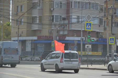 Астраханские коммунисты отметили Первомай автопробегом и возложением цветов