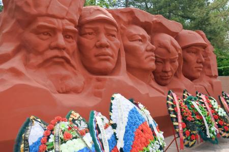 Коммунисты Калмыкии во главе со своим лидером Николаем Нуровым приняли участие в торжественном митинге, посвященном 80-летию Великой Победы