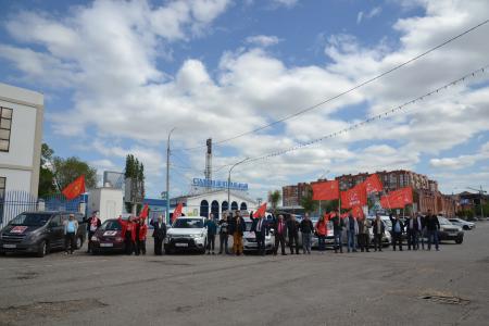 Астраханские коммунисты отметили Первомай автопробегом и возложением цветов