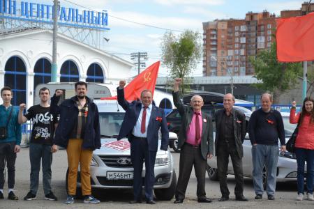 Астраханские коммунисты отметили Первомай автопробегом и возложением цветов