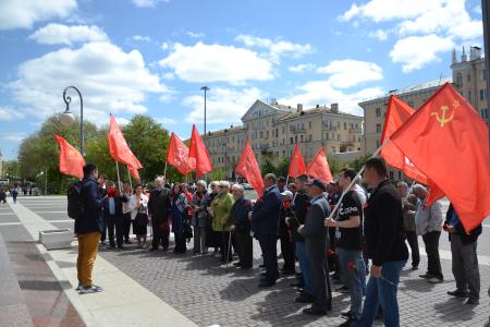Астраханские коммунисты отметили Первомай автопробегом и возложением цветов