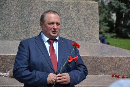 Астраханские коммунисты отметили Первомай автопробегом и возложением цветов