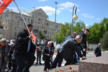 Астраханские коммунисты отметили Первомай автопробегом и возложением цветов