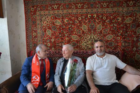 Лидер дагестанских коммунистов Самир Абдулхаликов поздравил c Днем Победы ветерана Великой Отечественной войны Юрия Петрухина
