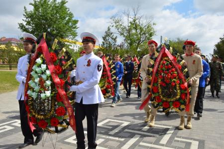 Коммунисты Калмыкии во главе со своим лидером Николаем Нуровым приняли участие в торжественном митинге, посвященном 80-летию Великой Победы