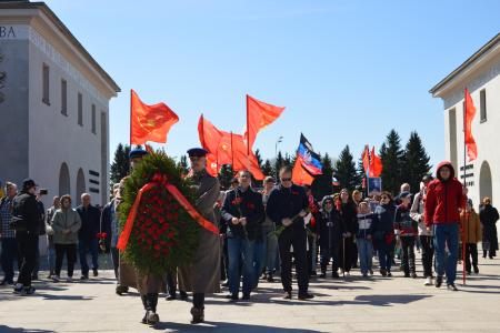 Коммунисты Ленинграда провели торжественное мероприятие на Пискаревском кладбище