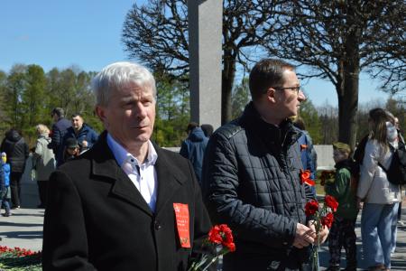 Коммунисты Ленинграда провели торжественное мероприятие на Пискаревском кладбище