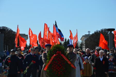Коммунисты Ленинграда провели торжественное мероприятие на Пискаревском кладбище