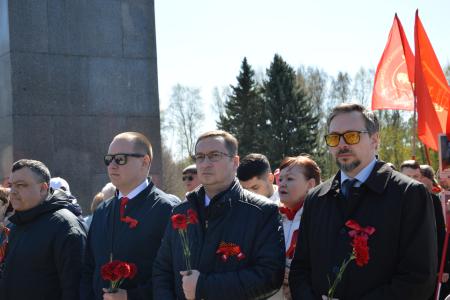 Коммунисты Ленинграда провели торжественное мероприятие на Пискаревском кладбище