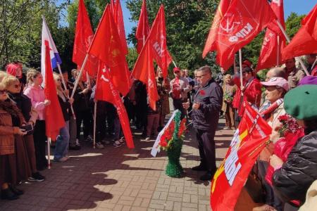 Калининград. КПРФ и союзники отметили Первомай у памятника Марксу