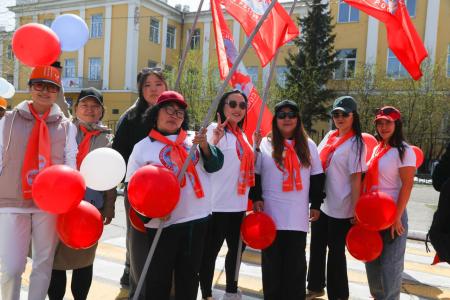 В Туве прошло праздничное шествие, посвященное Первомайскому дню, в котором активно участвовали коммунисты республики