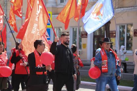 В Туве прошло праздничное шествие, посвященное Первомайскому дню, в котором активно участвовали коммунисты республики