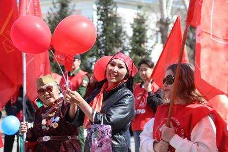 В Туве прошло праздничное шествие, посвященное Первомайскому дню, в котором активно участвовали коммунисты республики