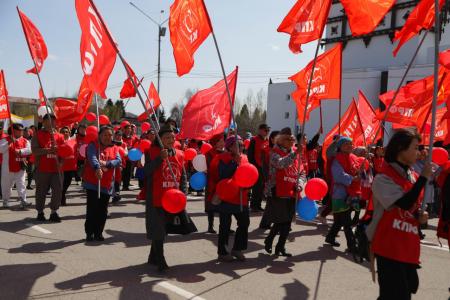 В Туве прошло праздничное шествие, посвященное Первомайскому дню, в котором активно участвовали коммунисты республики