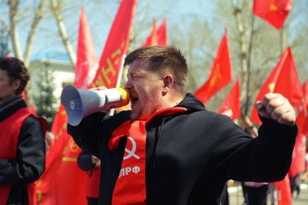 В Туве прошло праздничное шествие, посвященное Первомайскому дню, в котором активно участвовали коммунисты республики