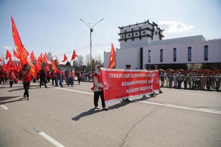 В Туве прошло праздничное шествие, посвященное Первомайскому дню, в котором активно участвовали коммунисты республики