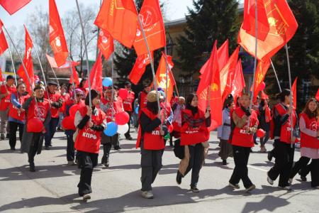 В Туве прошло праздничное шествие, посвященное Первомайскому дню, в котором активно участвовали коммунисты республики