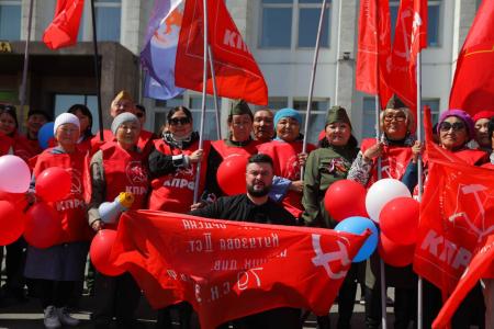 В Туве прошло праздничное шествие, посвященное Первомайскому дню, в котором активно участвовали коммунисты республики