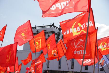 В Туве прошло праздничное шествие, посвященное Первомайскому дню, в котором активно участвовали коммунисты республики