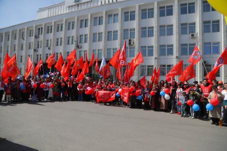 В Туве прошло праздничное шествие, посвященное Первомайскому дню, в котором активно участвовали коммунисты республики